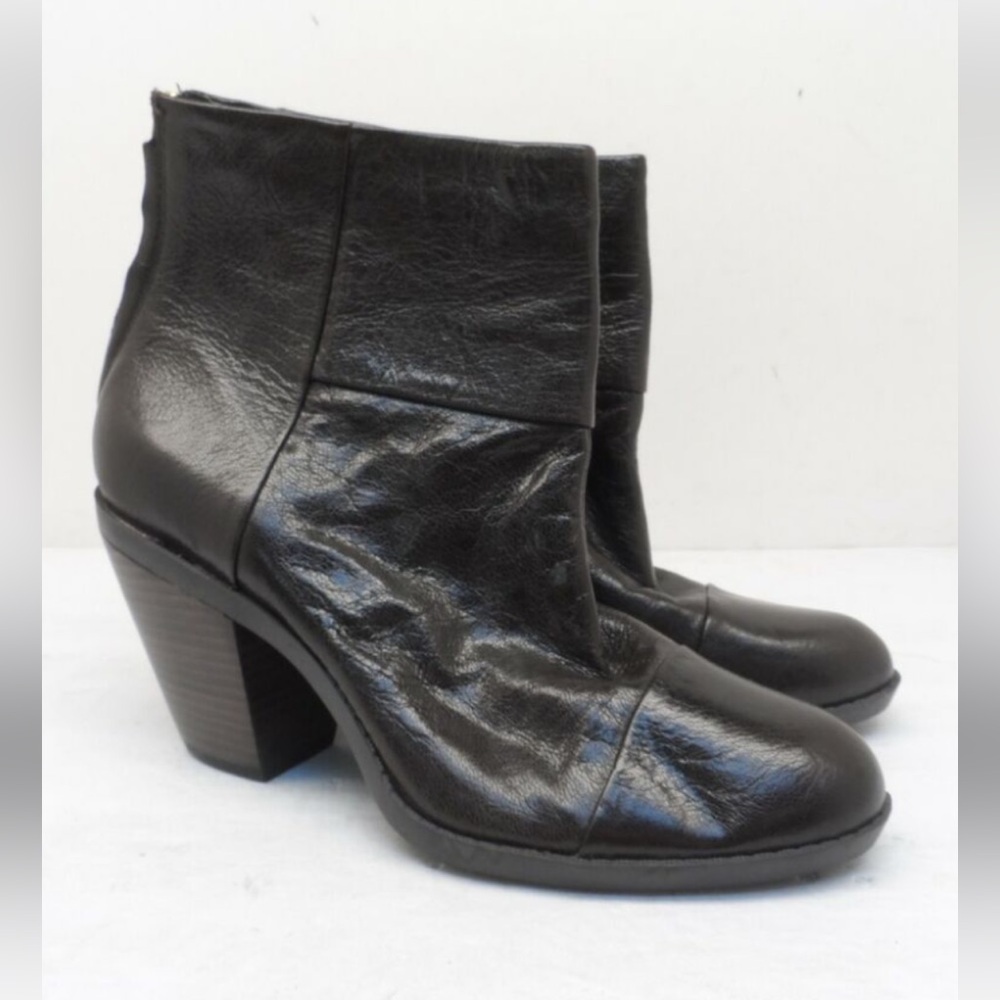 BANDOLINO Joined To Me Leather Boots